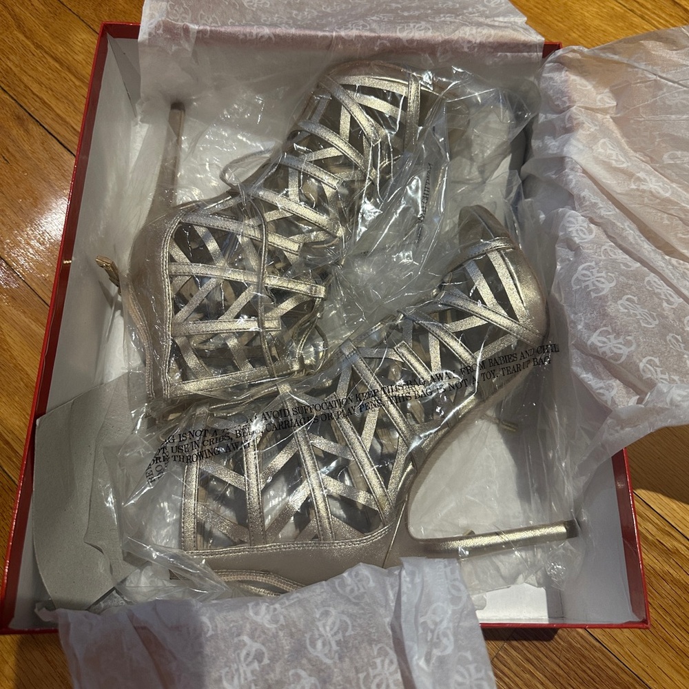 UNWORN Guess Women's Anasia Caged Gladiator Lace Up Heels Gold Metallic Size 7